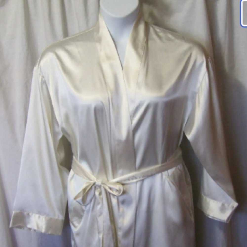 Victoria's Secret Soft White Short Satin Robe  One Size